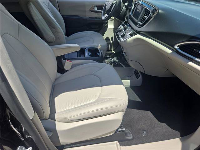 Used 2018 Chrysler Pacifica Touring-L FWD image 19