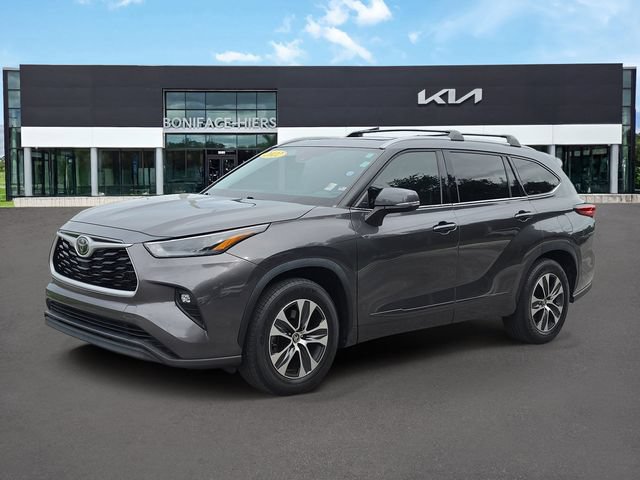 Used 2022 Toyota Highlander XLE FWD image 2