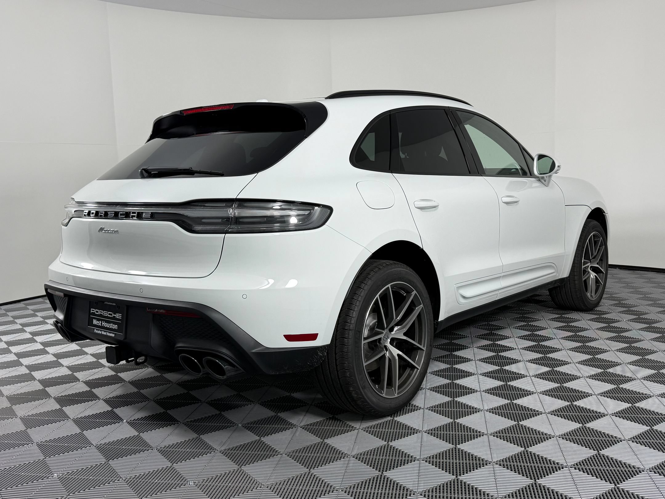 Certified 2026 Porsche Macan AWD/4WD image 9