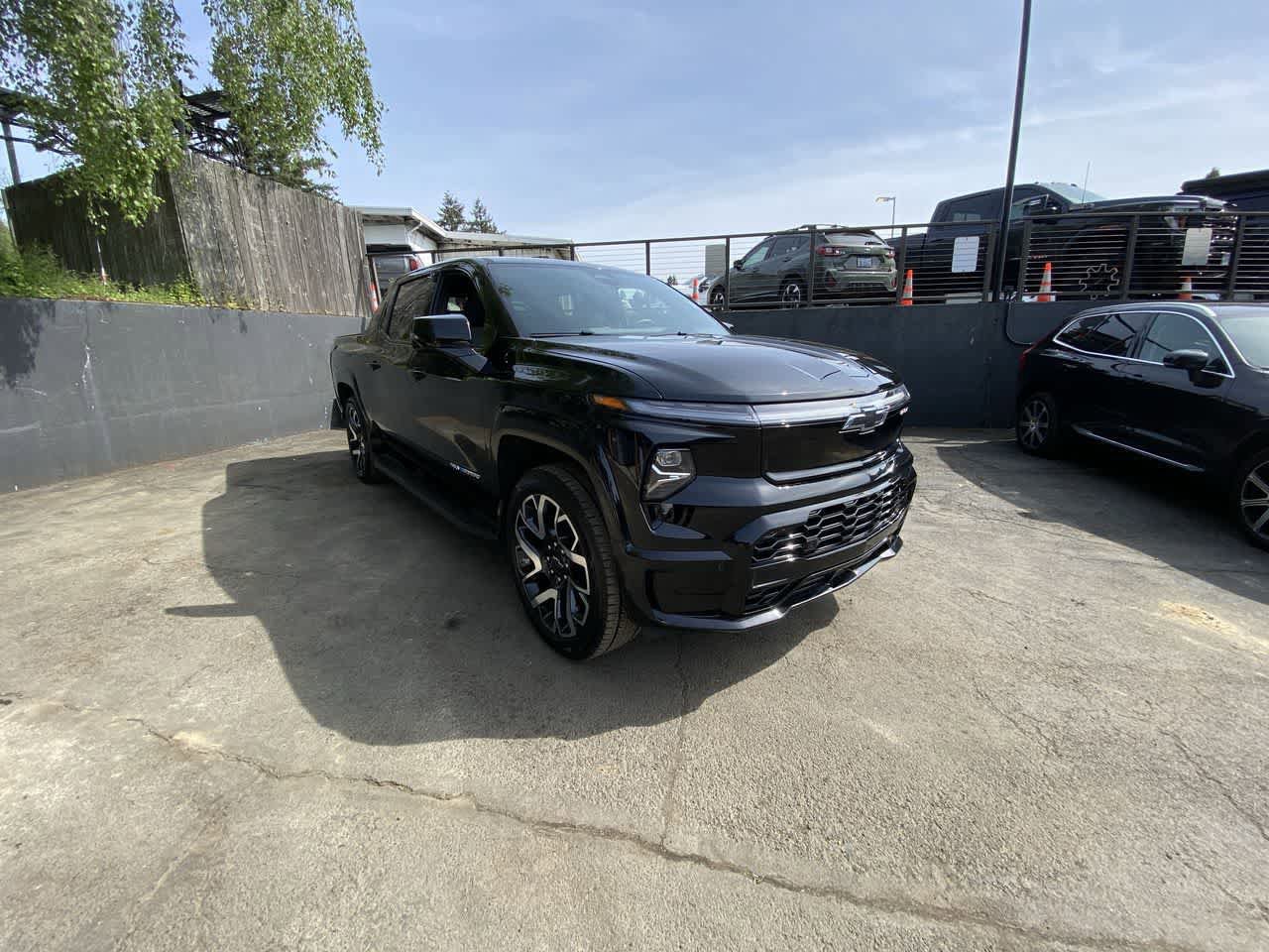 Used 2025 Chevrolet Silverado EV RST AWD/4WD image 8