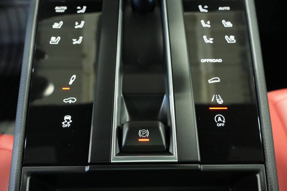 Certified 2026 Porsche Macan Turbo AWD/4WD image 22