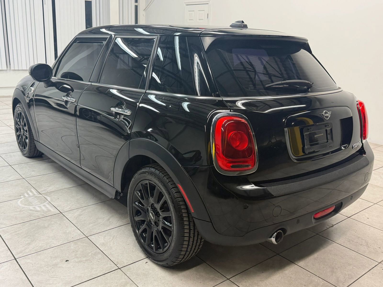 Used 2021 MINI Cooper 4-Door Hardtop image 7
