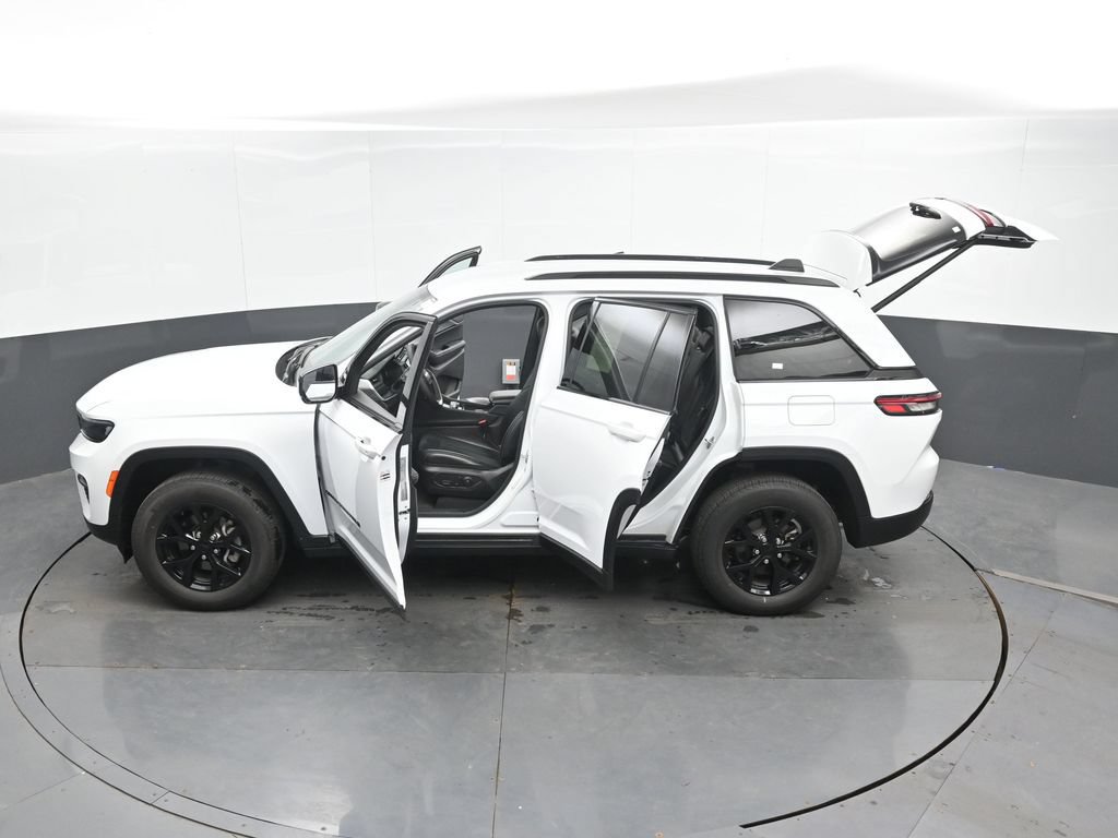 Used 2025 Jeep Grand Cherokee Altitude AWD/4WD image 48