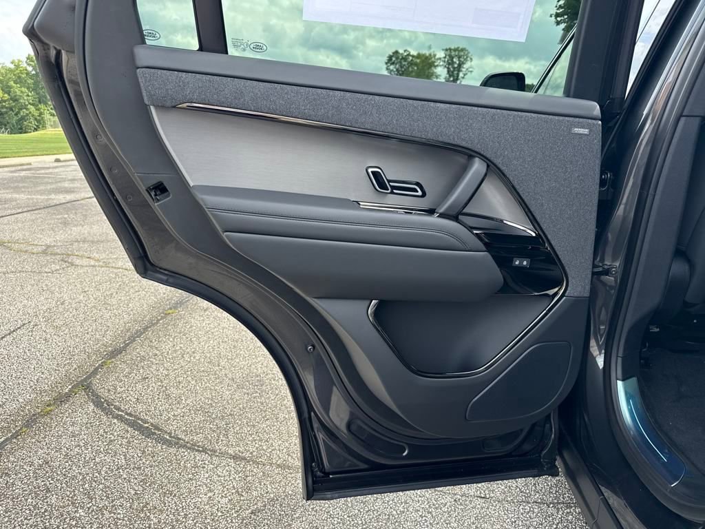 New 2025 Land Rover Range Rover Sport SE image 13