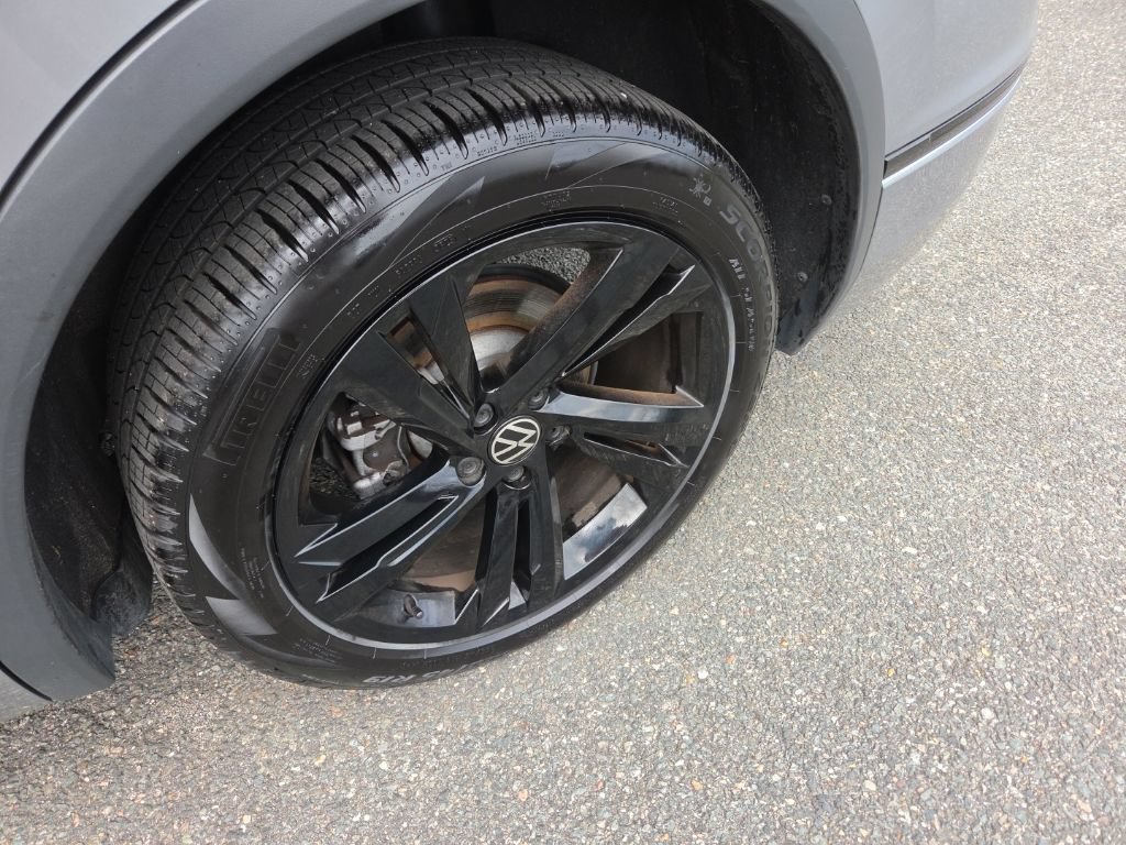 Certified 2024 Volkswagen Tiguan SE R-Line FWD image 21