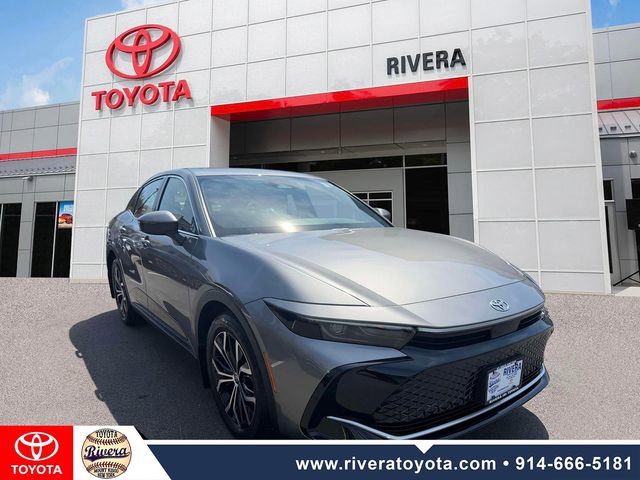 Used 2023 Toyota Crown XLE image 2