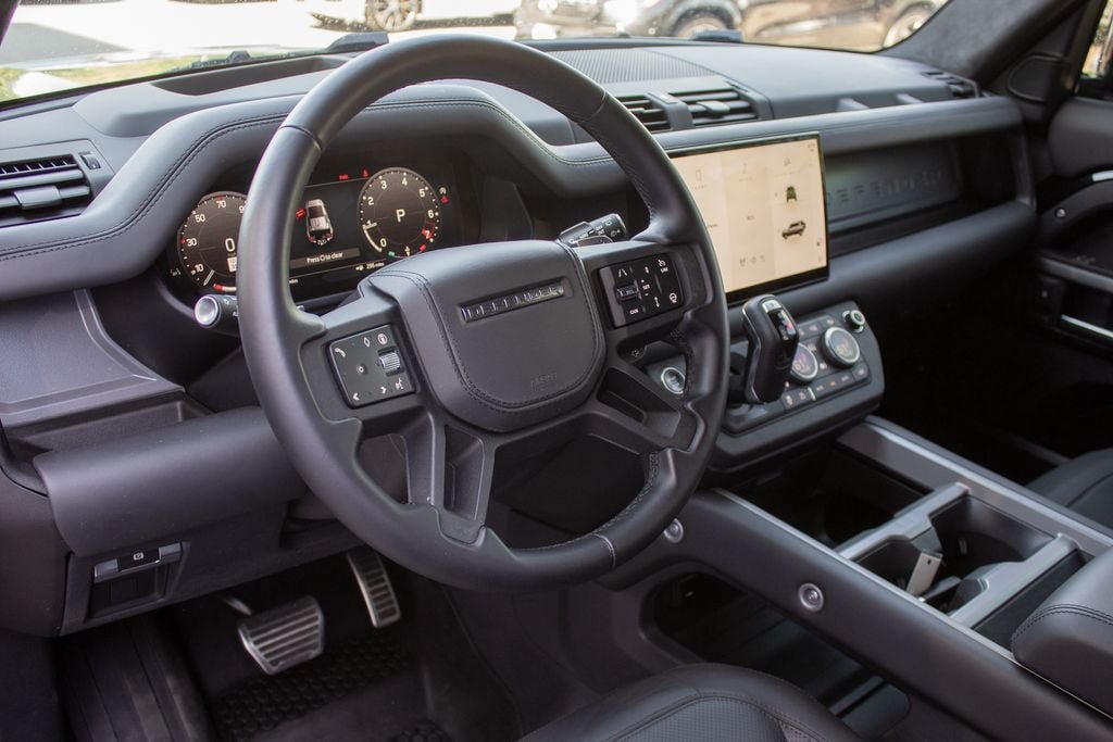 Used 2025 Land Rover Defender 110 V8 AWD/4WD image 11