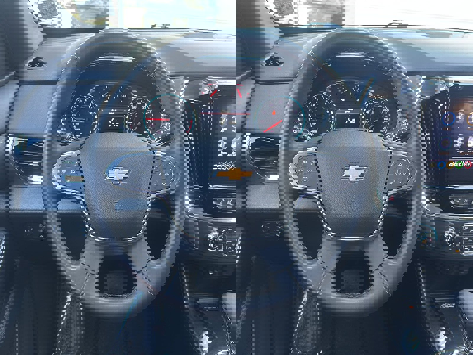 Used 2023 Chevrolet Traverse LT w/ Rear Camera Mirror Package image 2