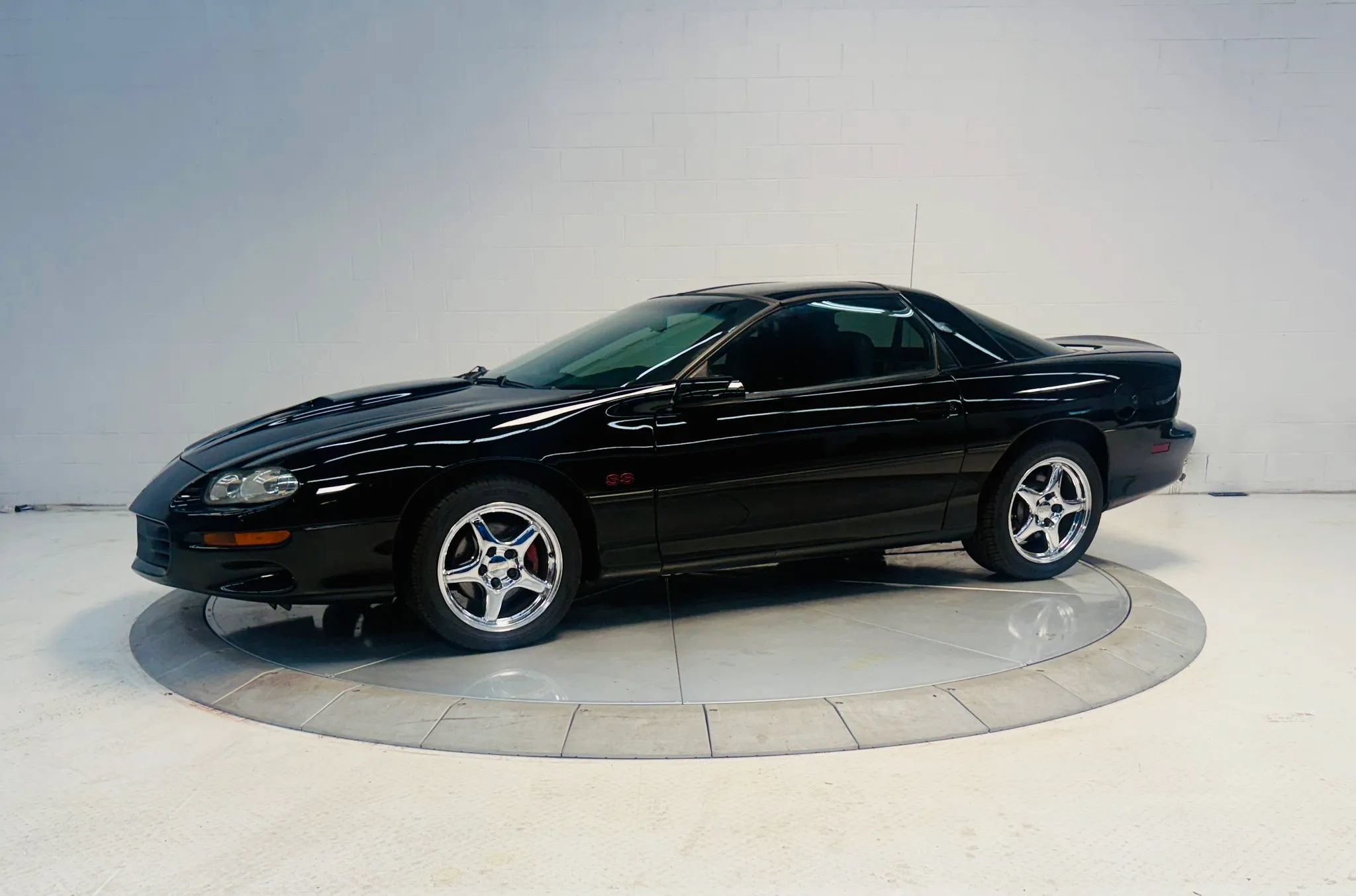 Used 2000 Chevrolet Camaro Z28 w/ SS Performance/Appearance Pkg RWD image 3