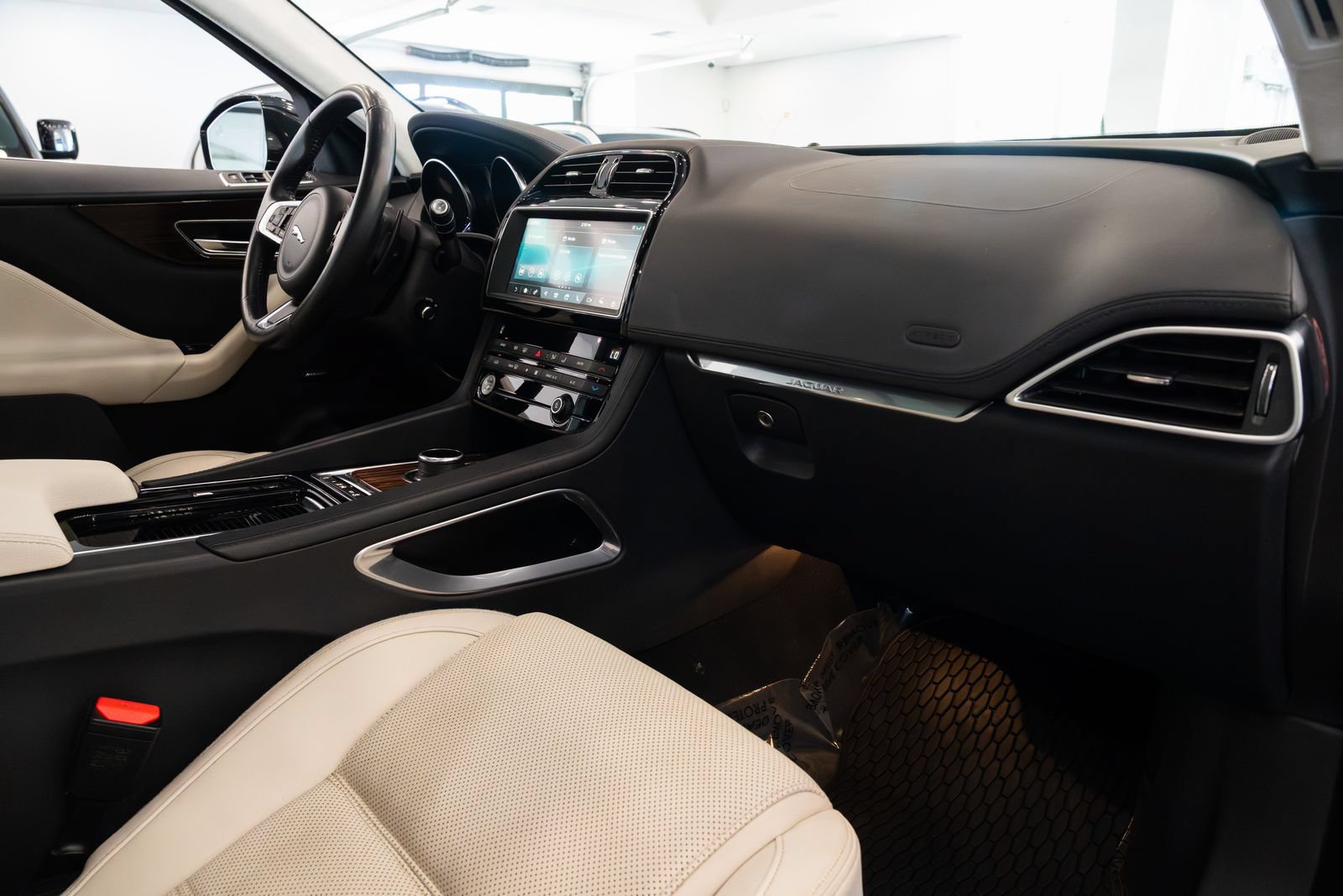 Used 2019 Jaguar F-PACE Prestige AWD/4WD image 25