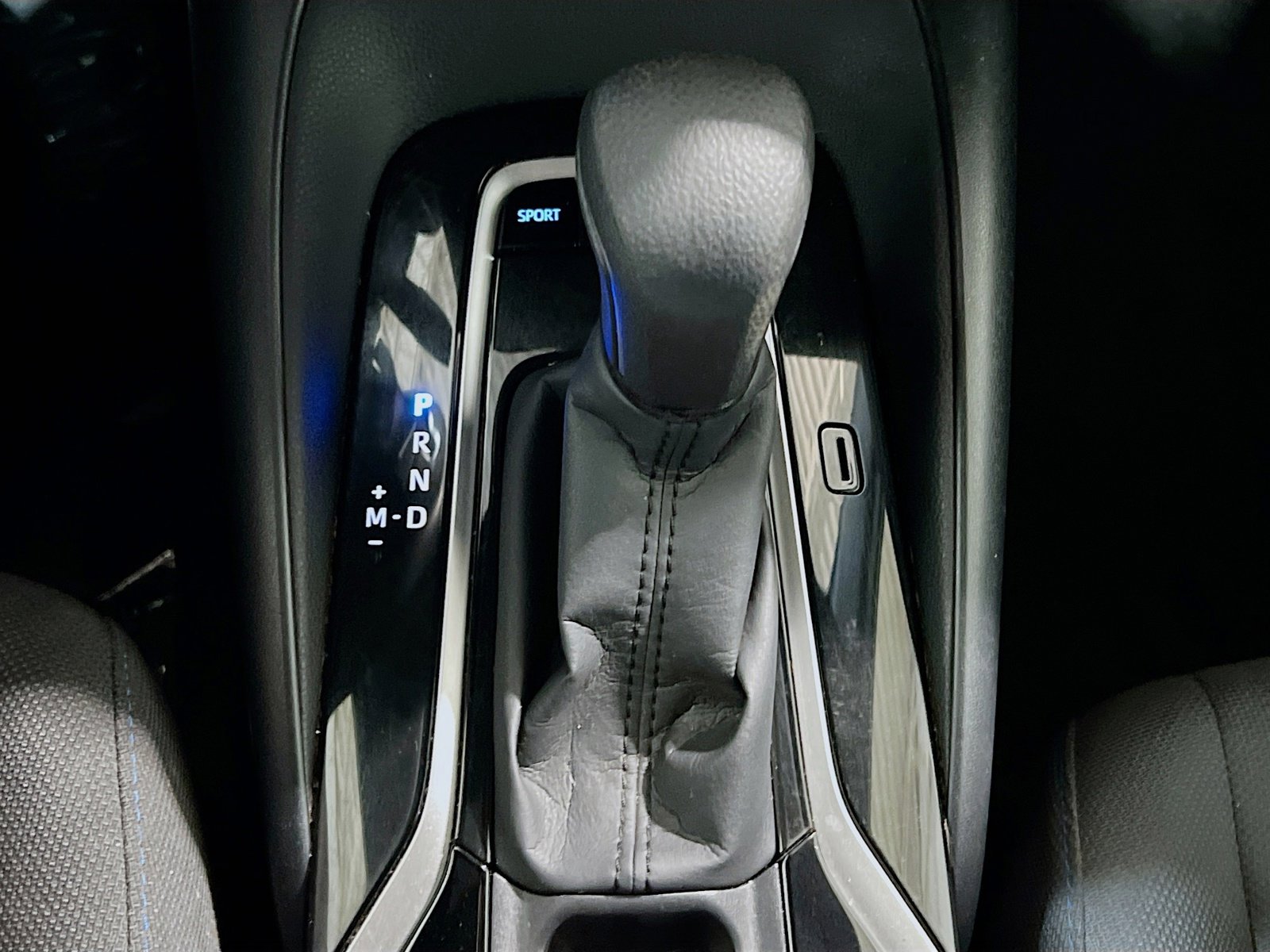 Used 2021 Toyota Corolla SE w/ Carpet Mat Package (TMS) image 12