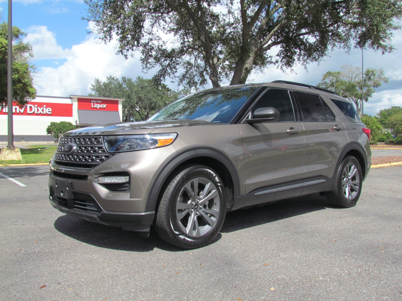 Used 2021 Ford Explorer XLT w/ Equipment Group 202A image 4
