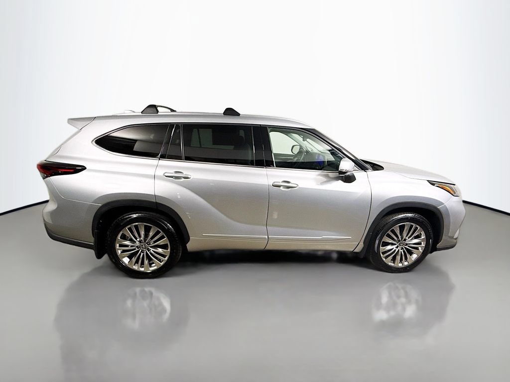 Certified 2025 Toyota Highlander Platinum AWD/4WD image 8