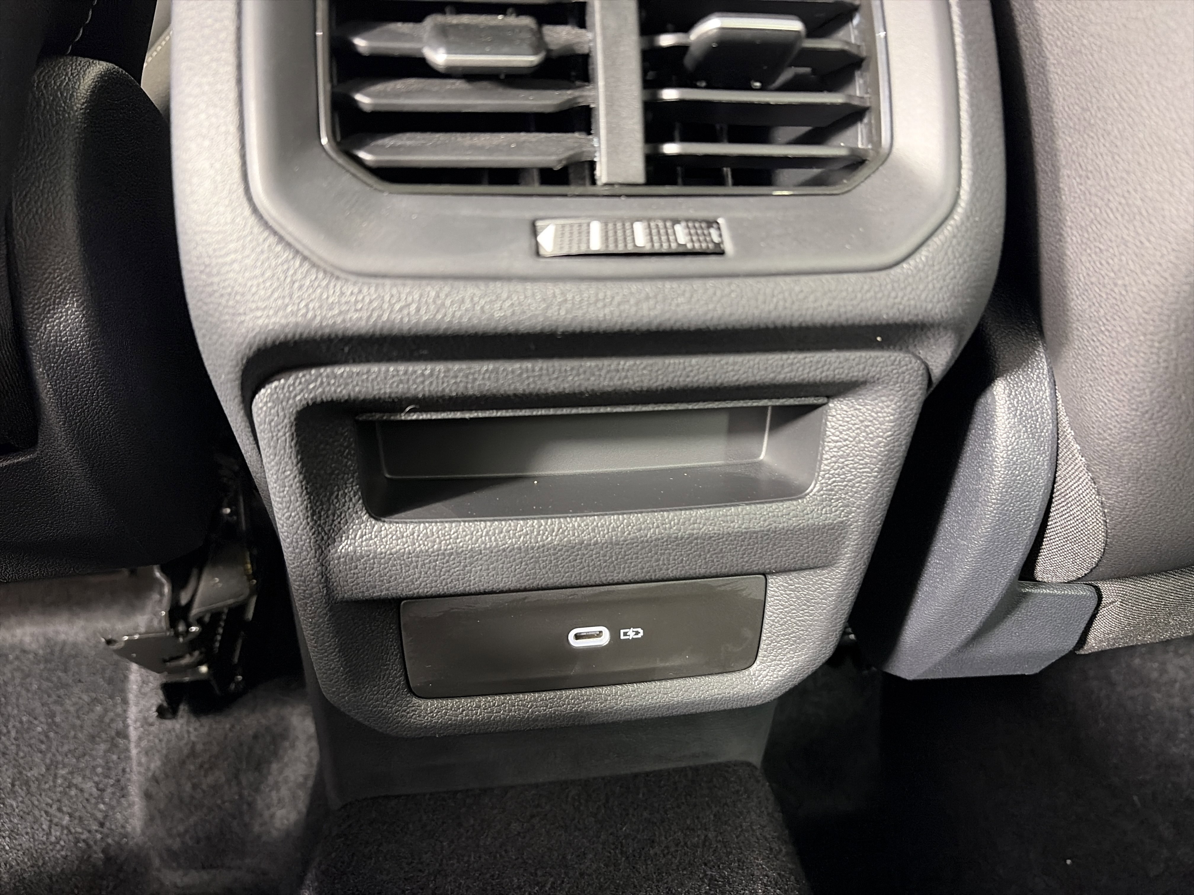 Used 2024 Volkswagen Taos SE w/ Panoramic Sunroof Package image 18