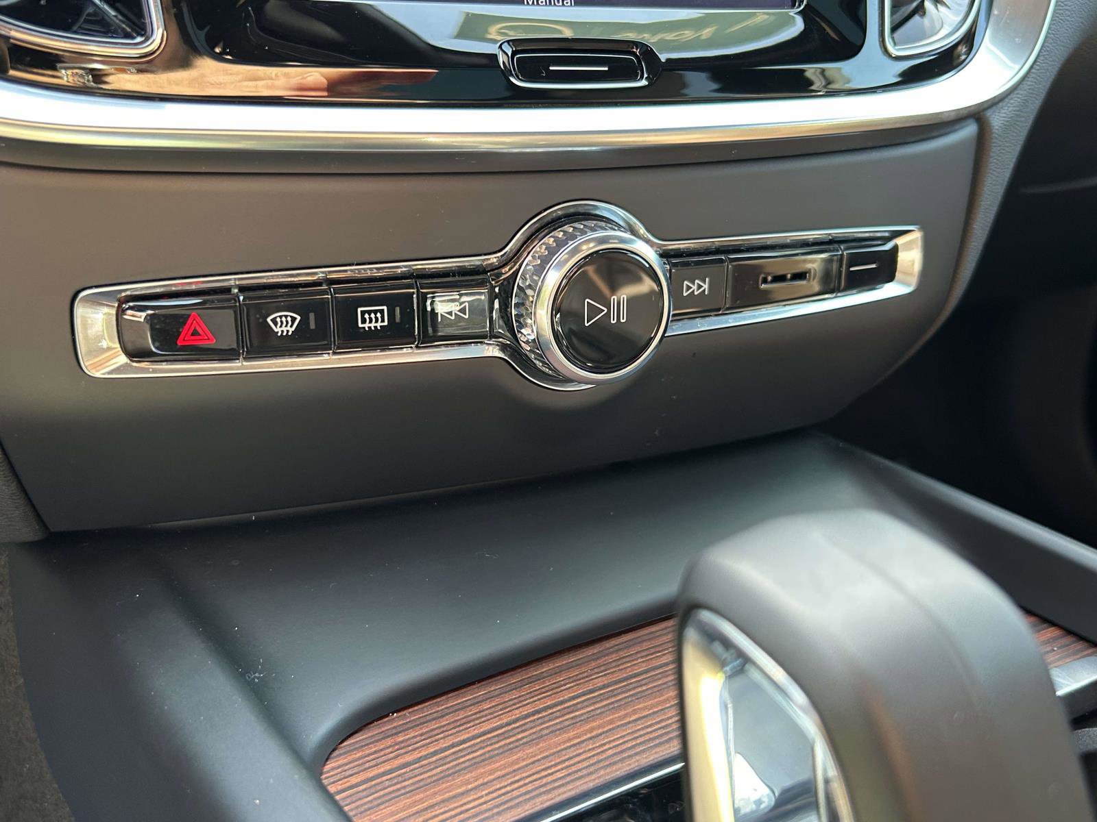 Certified 2025 Volvo V60 B5 Cross Country Plus image 29