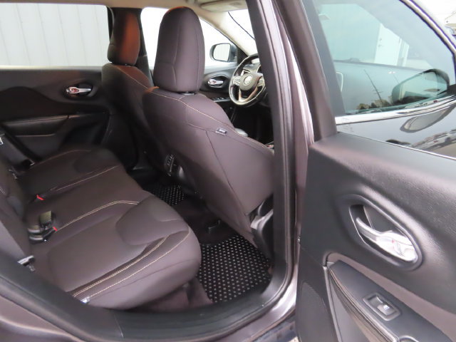 Used 2016 Jeep Cherokee Latitude w/ Comfort/Convenience Group AWD/4WD image 28
