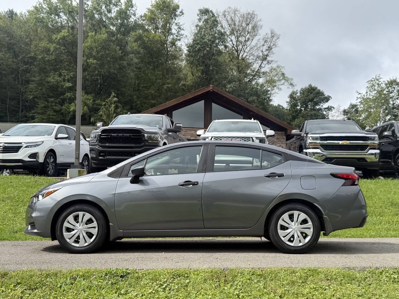 Used 2022 Nissan Versa S FWD image 4