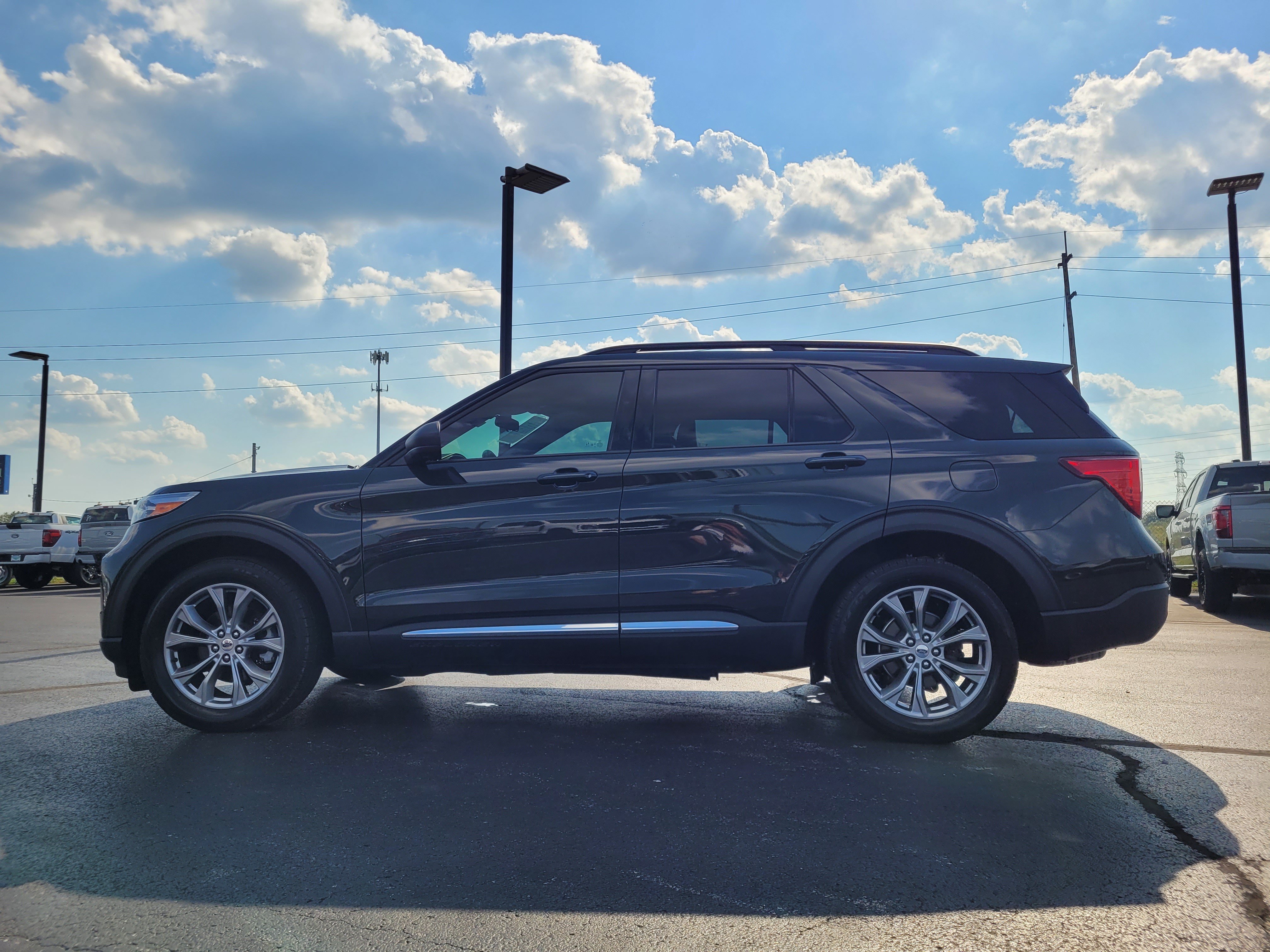 Used 2022 Ford Explorer XLT w/ Equipment Group 202A AWD/4WD image 7