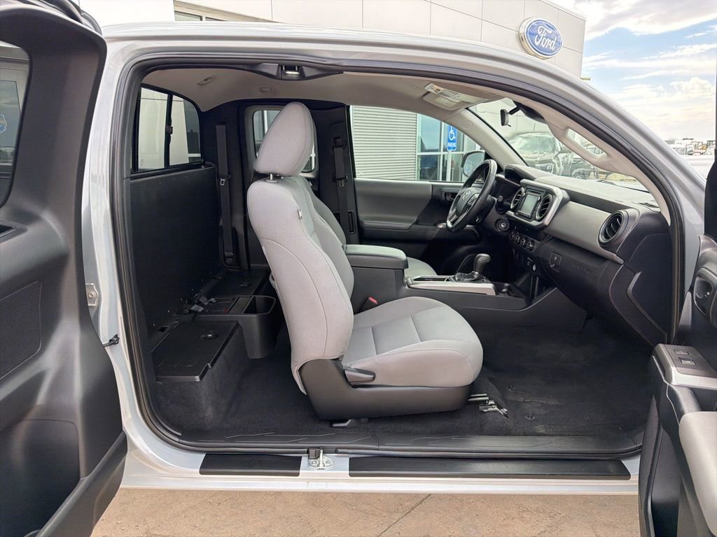 Used 2019 Toyota Tacoma SR5 w/ SR5 Appearance Package (SM) image 20