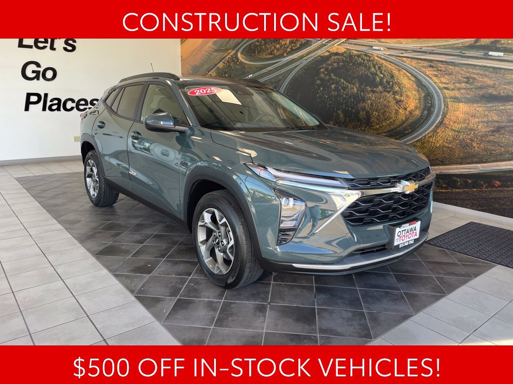 Used 2025 Chevrolet Trax LT FWD image 1