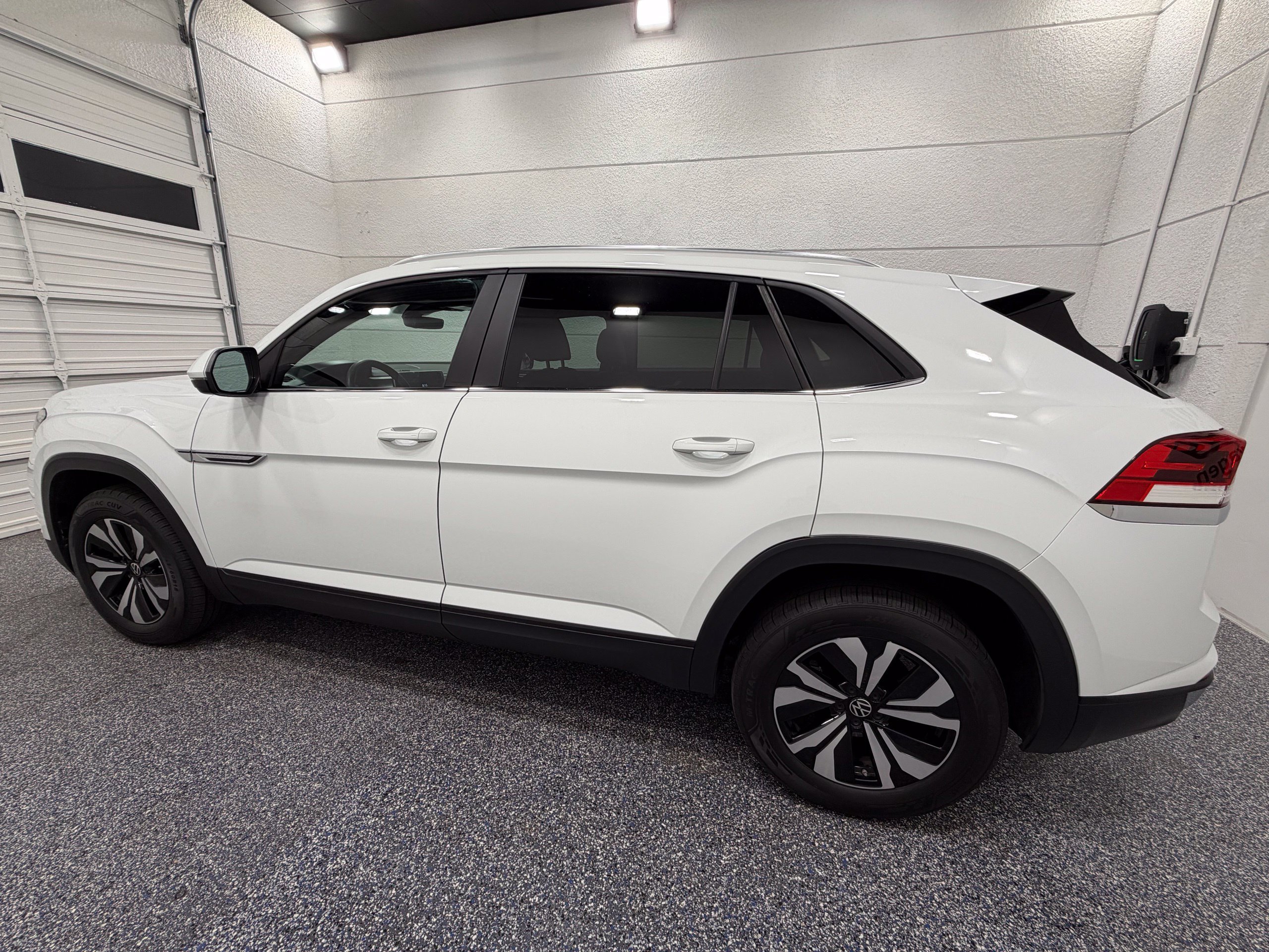 Certified 2024 Volkswagen Atlas Cross Sport SE FWD image 3