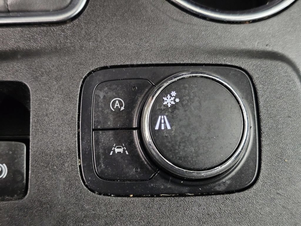 Used 2022 Chevrolet Traverse LT FWD image 22