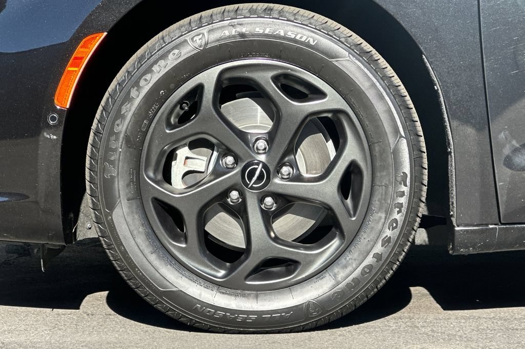 Used 2023 Chrysler Pacifica Touring-L w/ Uconnect Theater Family Group FWD image 27