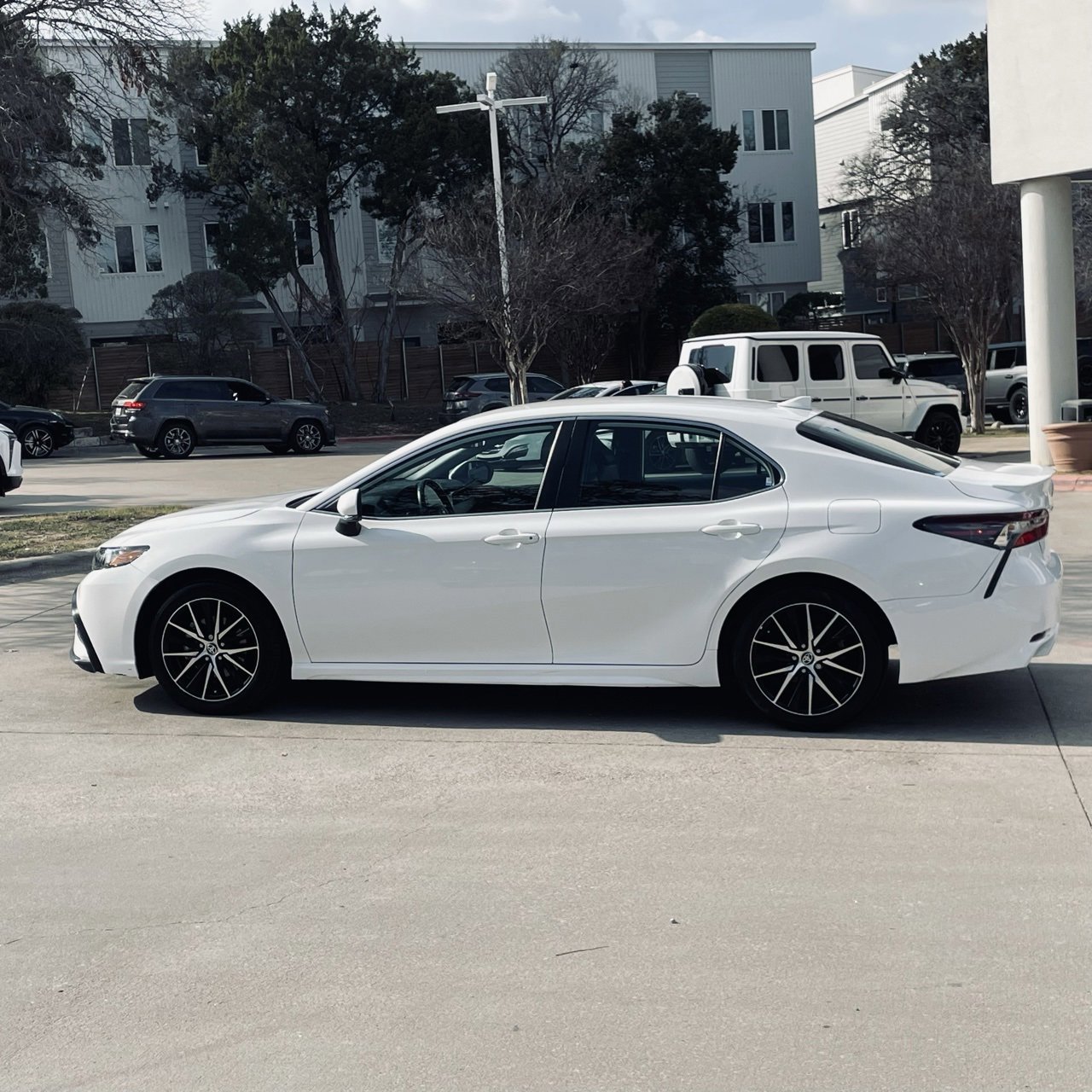 Used 2024 Toyota Camry SE image 3