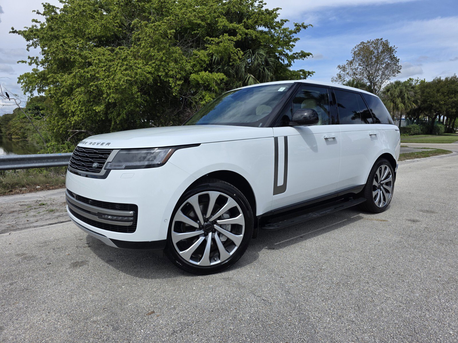 New 2026 Land Rover Range Rover SE video 1