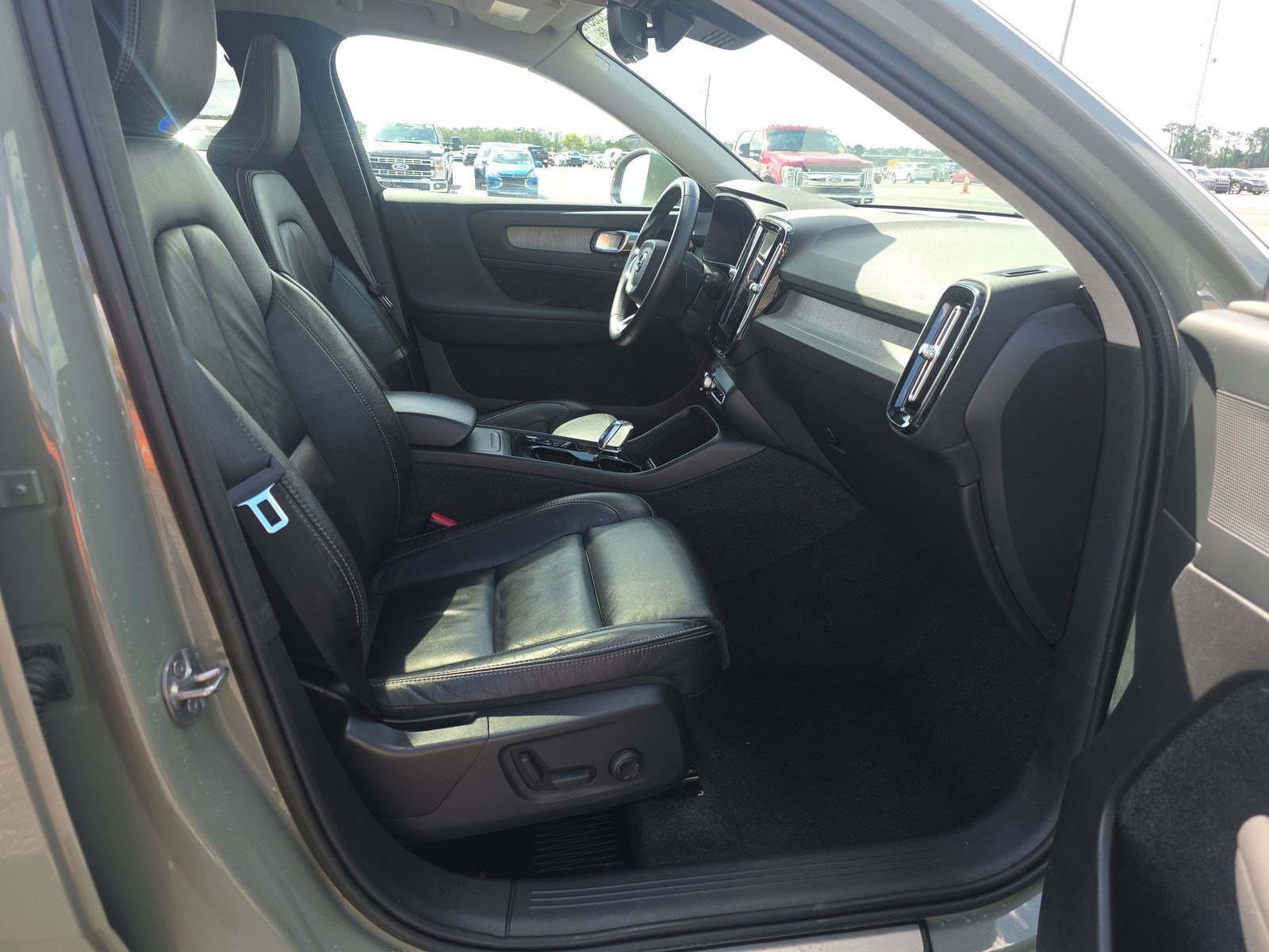 Used 2023 Volvo XC40 B5 Plus w/ Protection Package Premier AWD/4WD image 10