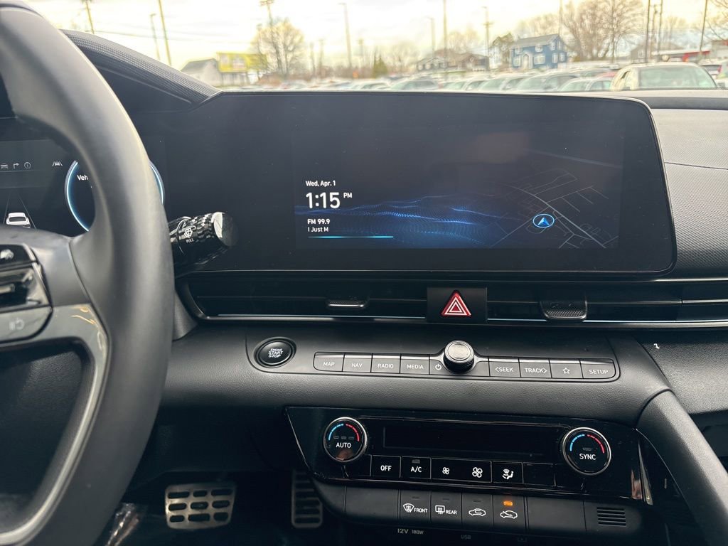 Used 2025 Hyundai Elantra SEL image 19