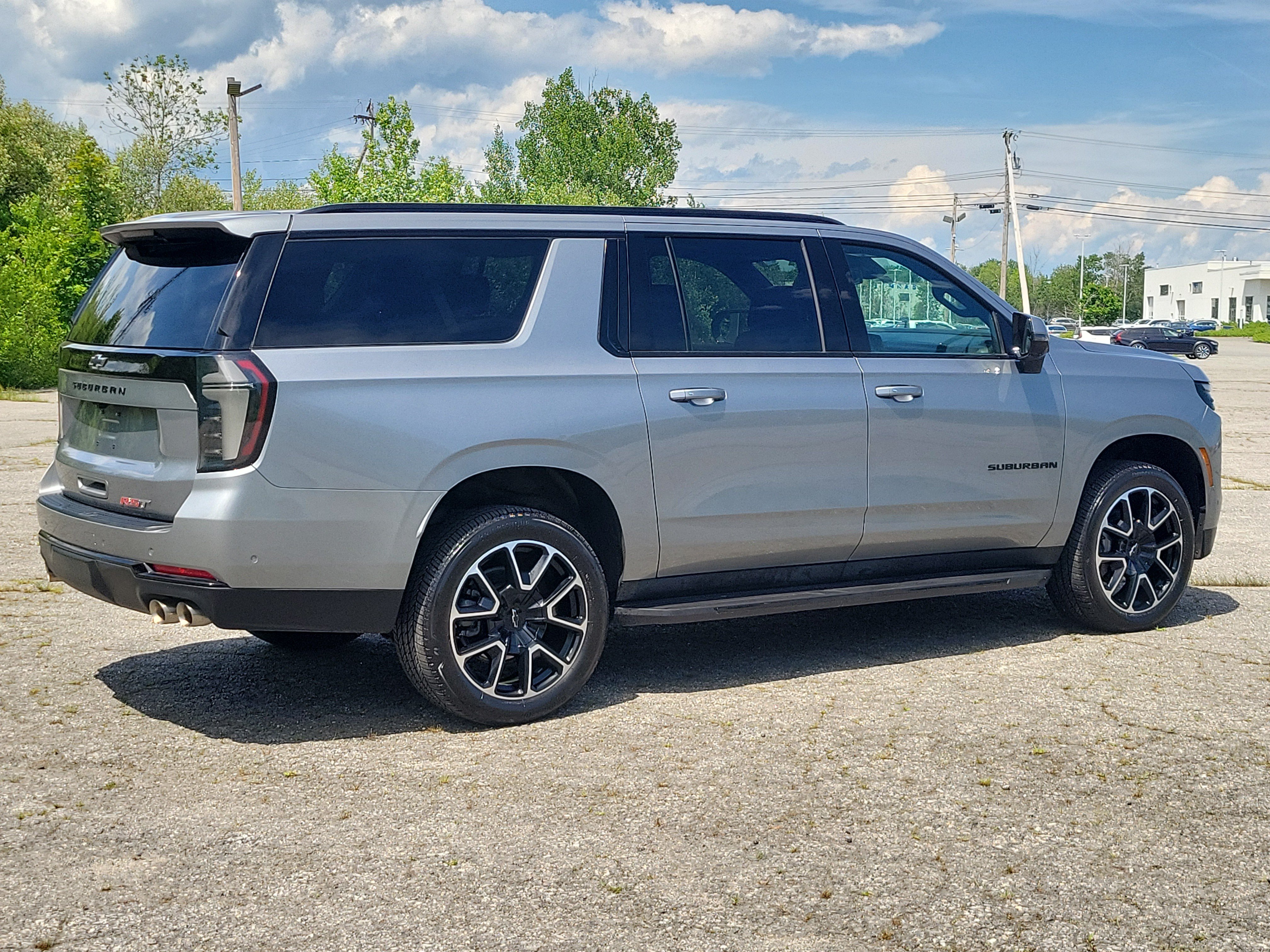 Used 2025 Chevrolet Suburban RST w/ Comfort Package AWD/4WD image 5
