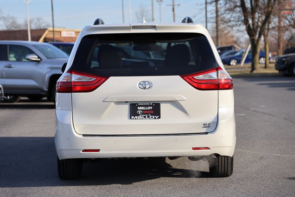 Used 2018 Toyota Sienna XLE image 3