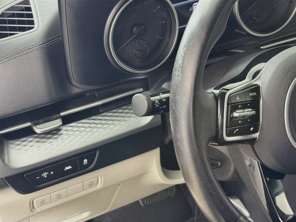 Used 2023 Kia Carnival LX FWD image 10
