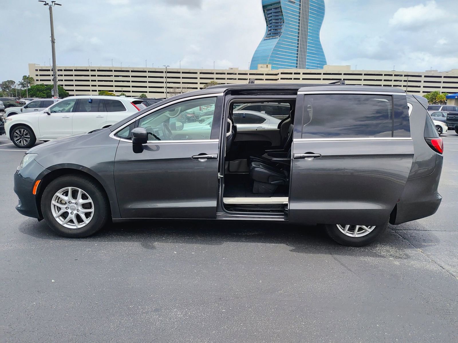Used 2020 Chrysler Voyager Lxi FWD image 19