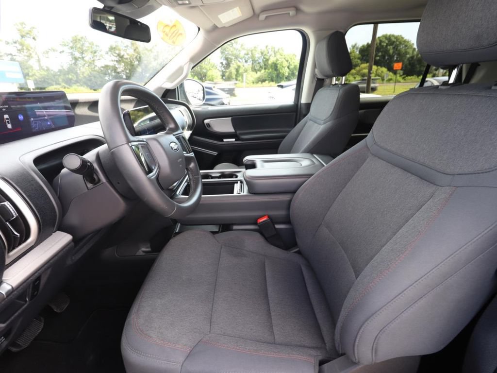 Used 2025 Ford Expedition Active RWD image 2