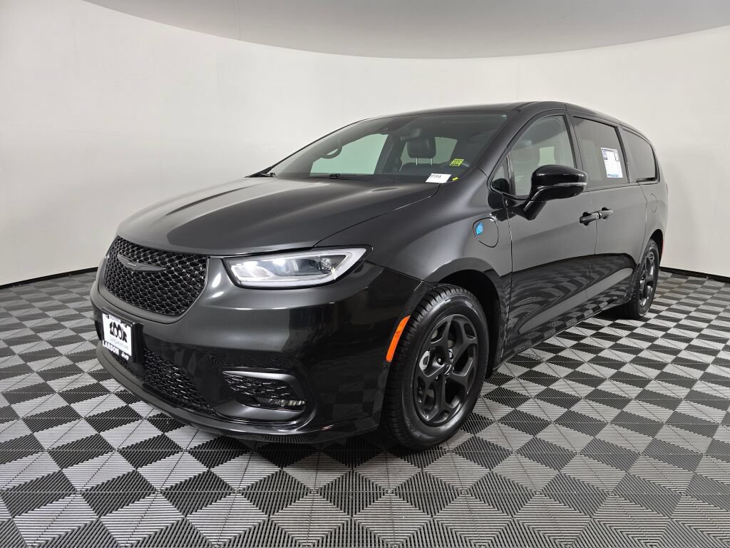 Used 2023 Chrysler Pacifica Limited w/ Uconnect Theater Family Group FWD image 7