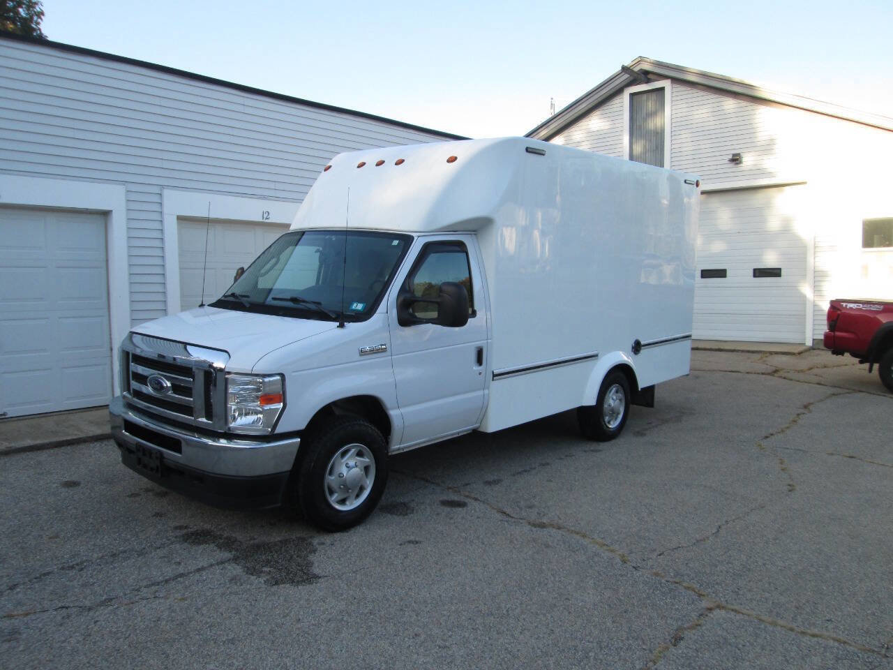 Used 2021 Ford E-350 and Econoline 350 Super Duty w/ Power Windows & Locks Group image 2