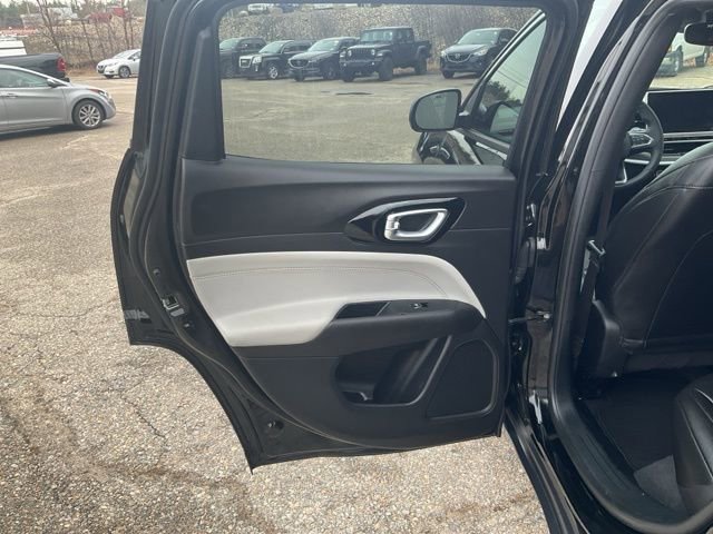 Used 2025 Jeep Compass Limited image 16