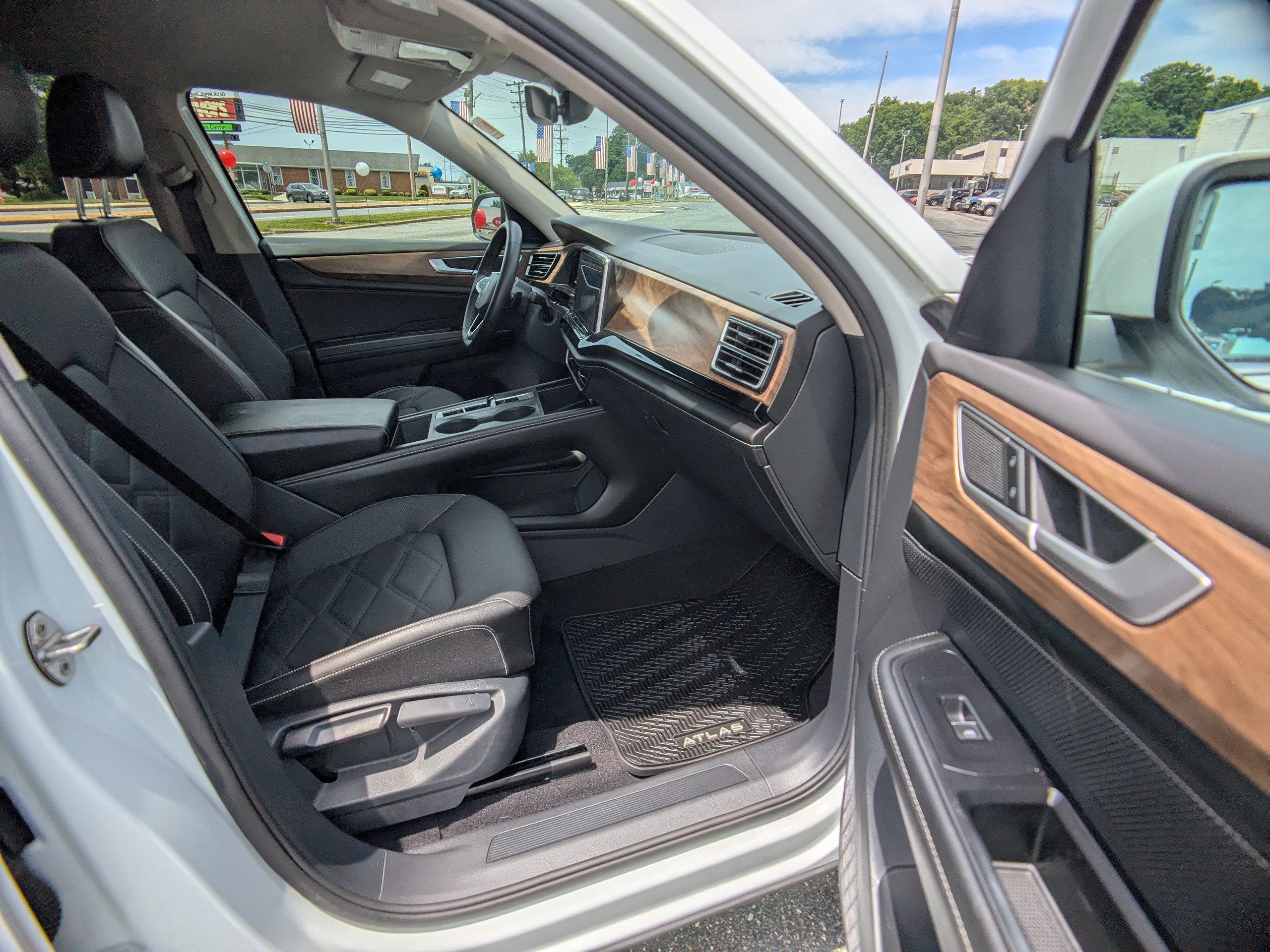 Used 2024 Volkswagen Atlas SE AWD/4WD image 12