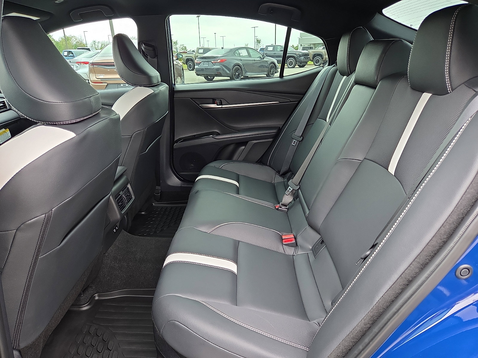 Used 2025 Toyota Camry SE image 10