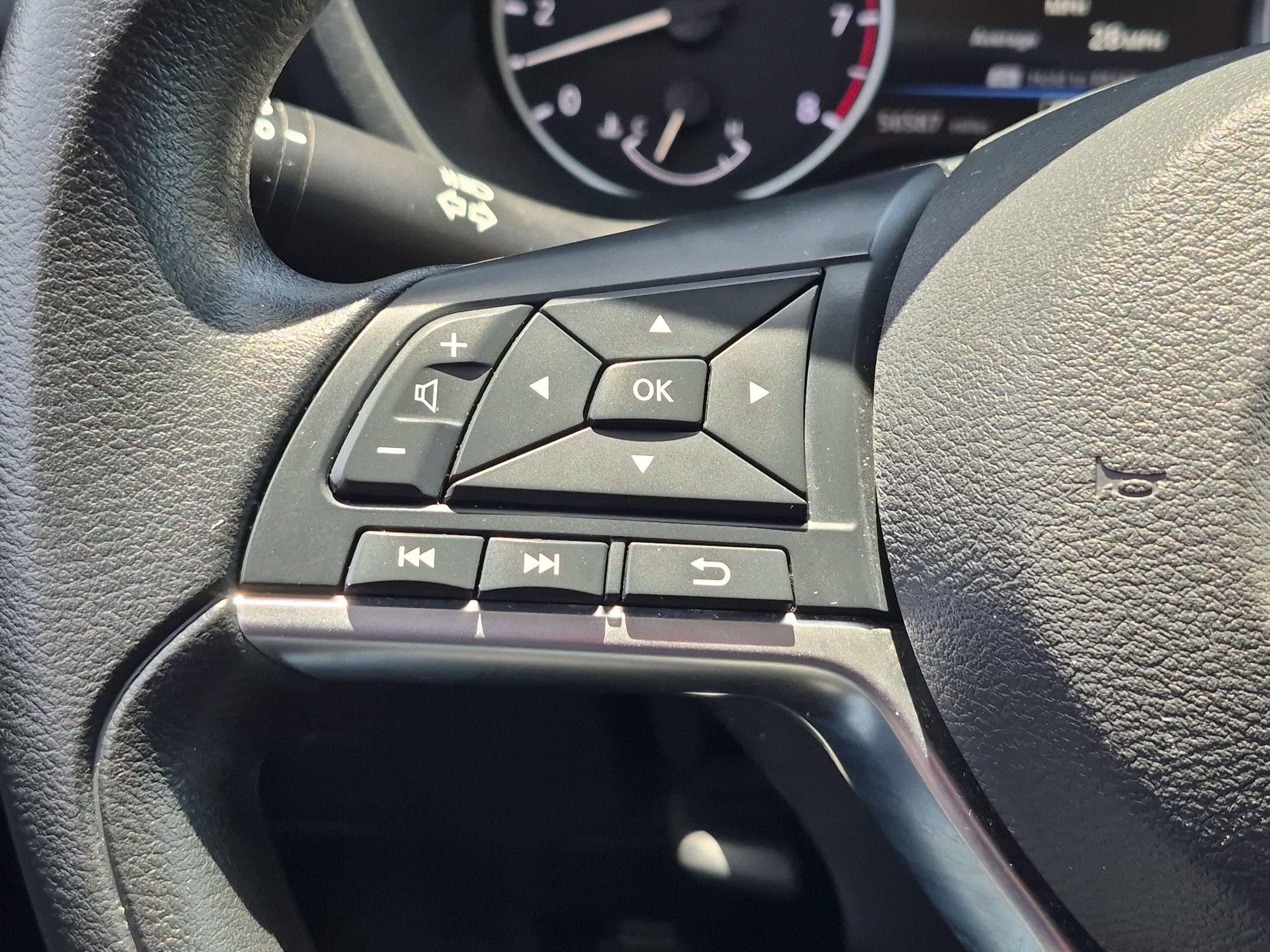 Used 2024 Nissan Sentra SV FWD image 16