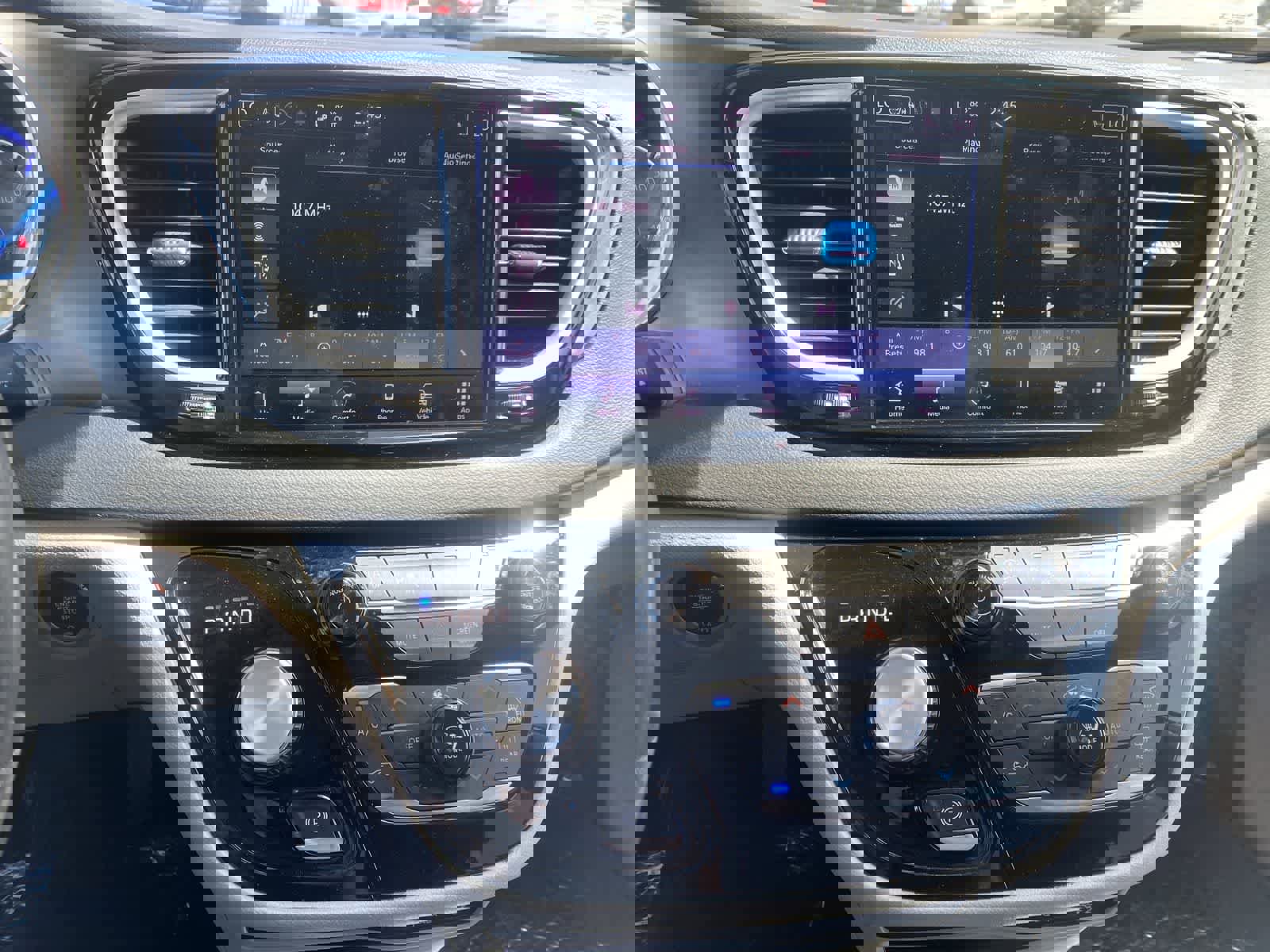 Used 2023 Chrysler Pacifica Touring-L FWD image 14