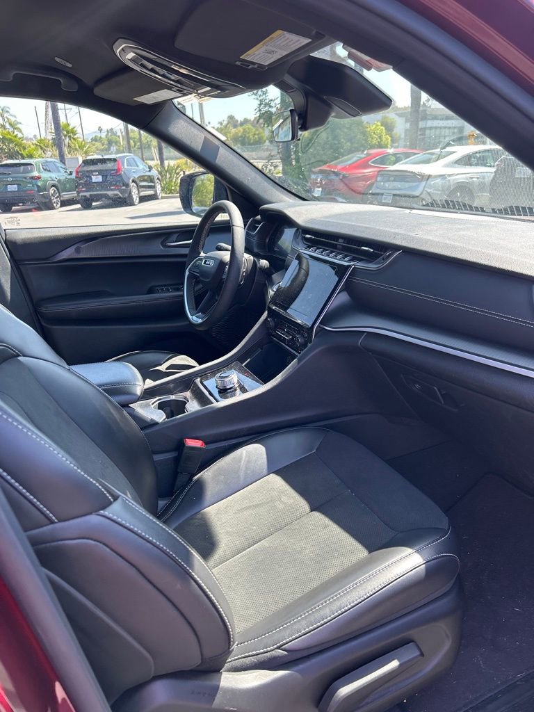 Used 2025 Jeep Grand Cherokee Altitude image 12