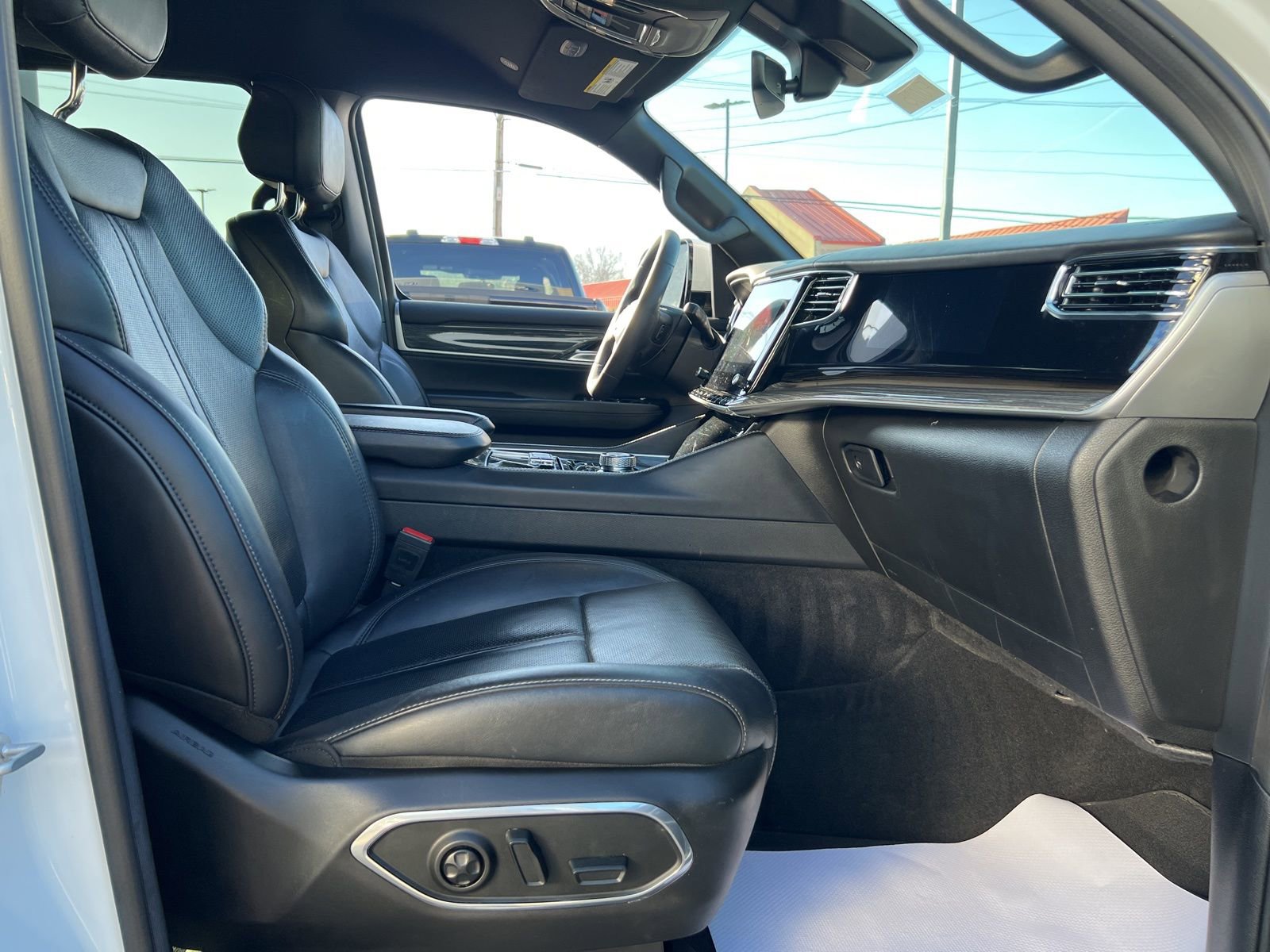 Used 2022 Jeep Wagoneer Series III w/ Flexible Seating Group image 38