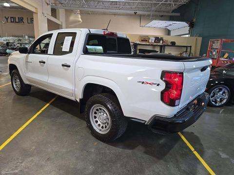 Used 2024 Chevrolet Colorado W/T w/ WT Convenience Package AWD/4WD image 2
