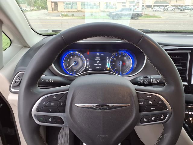 Used 2024 Chrysler Pacifica Touring-L FWD image 9