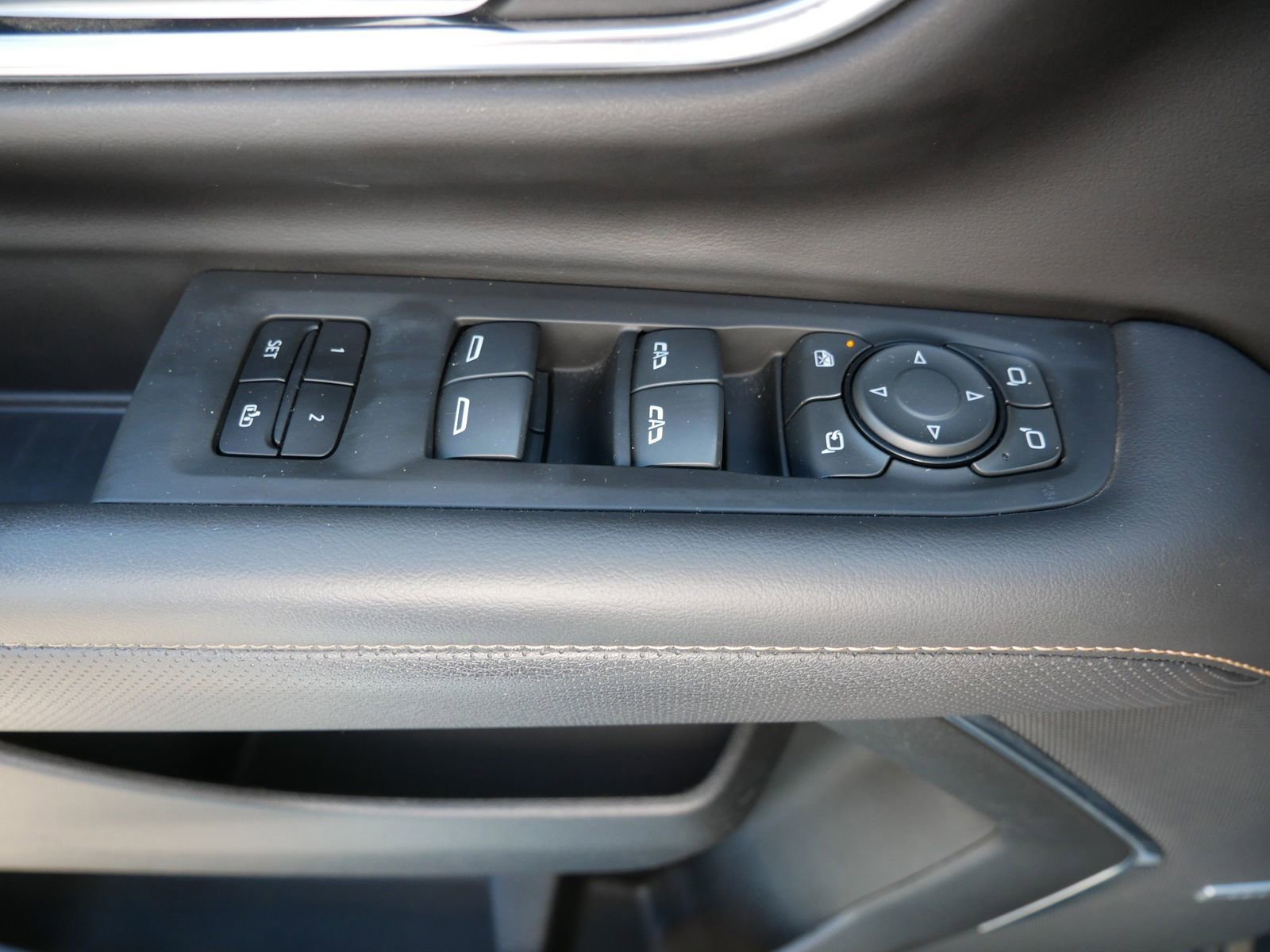 Used 2023 GMC Yukon XL AT4 w/ AT4 Premium Plus Package AWD/4WD image 16