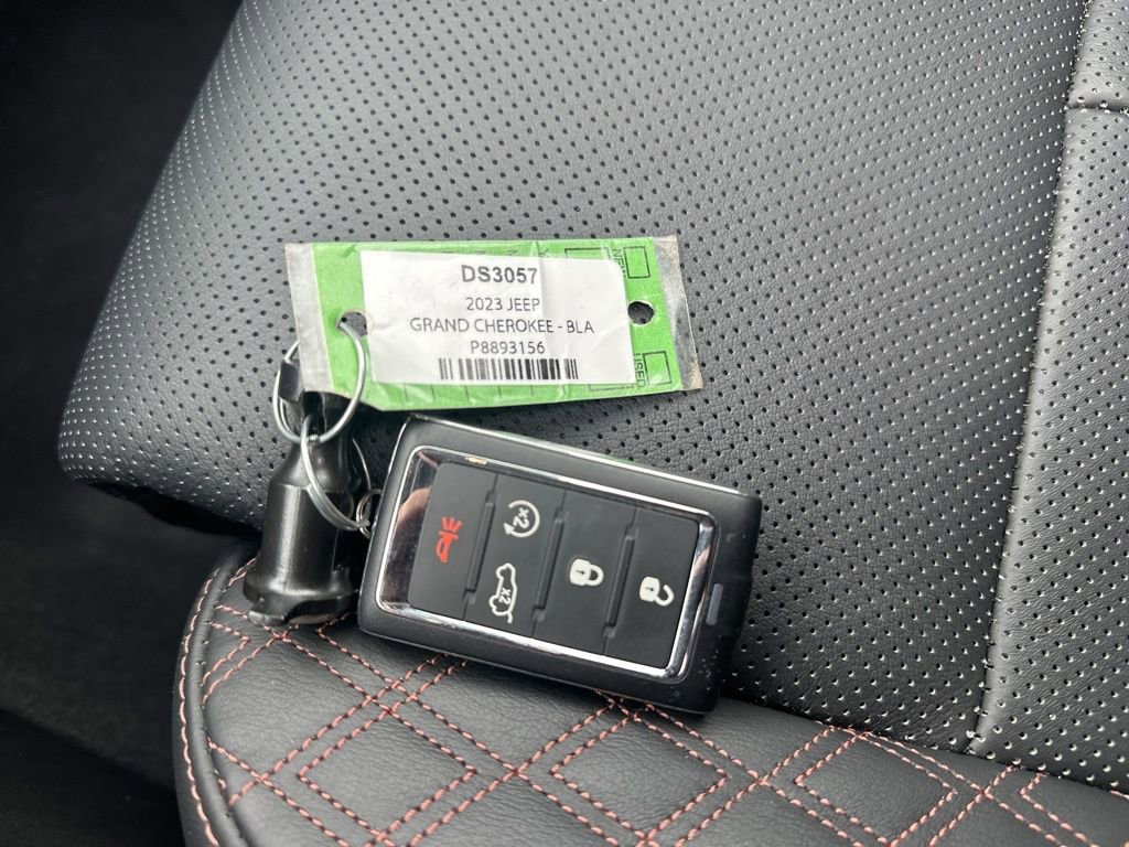 Used 2023 Jeep Grand Cherokee Summit w/ Luxury Tech Group V image 34