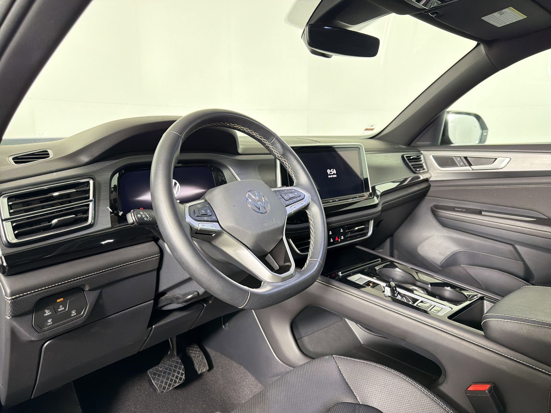 Used 2025 Volkswagen Atlas Cross Sport SE image 3